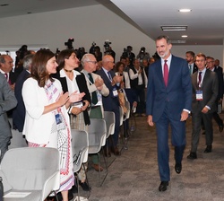 Don Felipe hace su entrada en el Palacio de Congresos de La Toja